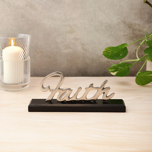Sculpture de table contemporaine en aluminium argenté plaqué or, décoration artistique en métal élégante avec inscription, base noire, vaisselle de table - Product Image 3