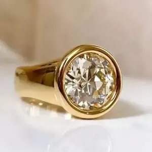 Anillo de Compromiso Solitario de Plata de Ley 925 con Diamante CZ de Corte Brillante de 4.00 CT, con Engaste de Bisel, Moderno, para Regalo, Fiesta, Aniversario, Boda - Product Image 4