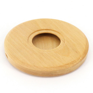 Base de Madera para Carga Inalámbrica Personalizada de Alta Calidad, Modelo Decorativo Redondo Hecho a Mano con Tema de Amor Grabado y Pintado por Artesanos - Product Image 3