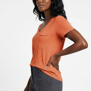 T-shirt pour femme à col en V, couleur vive, avec poche poitrine, manches courtes, en coton doux, coupe décontractée, personnalisable OEM, vente en gros - Product Image 3