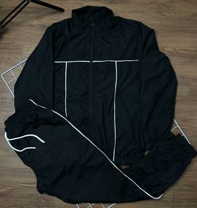 Conjunto Deportivo de Dos Piezas para Hombre, Chaqueta Cortavientos y Pantalones Jogger, Personalizado OEM, Poliéster y Nailon con Cierre, Modelo 2026 - Product Image 2