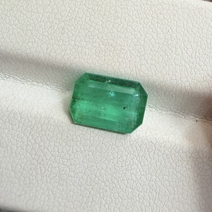 Esmeralda Zambiana Natural de Alta Calidad, 2.07 Quilates, Verde Intenso, Facetada, Piedra Suelta para Fabricación de Joyería - Product Image 2