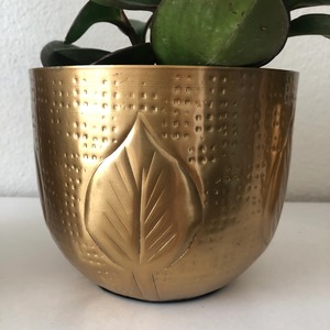 Pot de fleurs en métal gravé finition or, design décoratif, parfait pour la décoration de jardin, de balcon et d'angle, provenant d'Inde. - Product Image 4