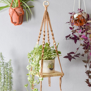 Jardinière suspendue en macramé de forme carrée avec étagère en bois, 30 pouces, porte-plantes suspendu en corde de coton fait main pour la décoration de la maison et du balcon - Product Image 1