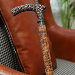 Canne de marche vintage en bois, revêtement en cuir floral, finition antique, pour personnes âgées, design unique et élégant. - Product Image 6