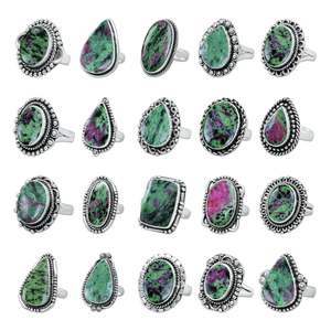 Anillo Minimalista Elegante y Sencillo de Plata de Ley 925 con Bisel de Rubí Zoisita, Hecho a Mano con Gema Natural de Múltiples Formas, Cristiano - Product Image 1