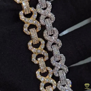 Pulsera de Lujo con Incrustaciones Completas de Moissanita, con Piedras de Estilo Diamante Redondas y Baguette, en Acabado Premium Dorado y Plateado - Product Image 2