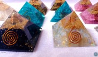 Grande Pyramide d'Orgone en Tourmaline Noire Sculptée de Qualité Supérieure (90-95mm) pour Guérison et Méditation