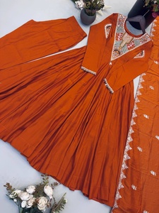 ชุดเดรสแบบดั้งเดิม Anarkali พร้อมปักลายที่คอและผ้าคลุมไหล่สำหรับผู้หญิง มีจำหน่ายจาก Samp Corporation - Product Image 5