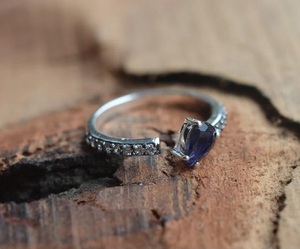 Anillo Hecho a Mano de Plata de Ley 925 con Iolita y Circonita Cúbica, Gema Azul Natural, Joyería Bohemia para Compromiso y Boda - Product Image 4