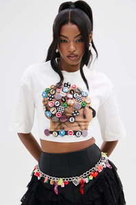 Ensemble t-shirt court blanc avec imprimé boutons colorés et jupe en dentelle noire à volants pour femme - Product Image 6