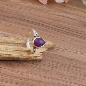 แหวนหยกสีม่วงธรรมชาติเงินแท้ ดีไซน์เรียบหรูคลาสสิกสำหรับงานแต่งงาน ประดับพลอยเจียระไน พร้อมใบรับรองจากผู้เชี่ยวชาญสำหรับผู้หญิง - Product Image 4