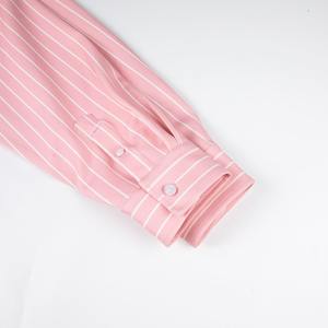 Chemise unisexe rose rayée oversize XL à simple boutonnage, anti-plis, à manches longues, style vintage décontracté et respirante pour le printemps - Product Image 3
