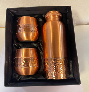 Elegante botella de cobre estriada con una correa de transporte práctica y un tapón de rosca seguro, disponible a precios de mayorista. - Product Image 2