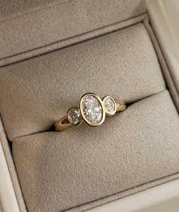 Bague de fiançailles ovale en diamant de laboratoire de 1,5 carat – Bague à trois pierres serties en or massif ou en argent - Product Image 2