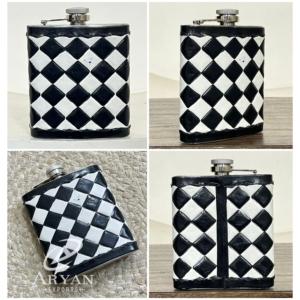 Nuevo Diseño 2026: Lujosa Botella de Bolsillo de Acero Inoxidable con Cuero de Vaca Grabado a Mano, Antiderrames, a Cuadros Blanco y Negro - Product Image 1