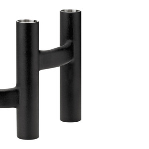 Candelabro de Metal con Recubrimiento de Polvo Negro con Columnas Tubulares Interconectadas y Líneas Arquitectónicas Elegantes para Decoración del Hogar - Product Image 4