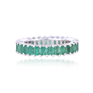 แหวนมรกตทองคำขาว 18K, แหวนมรกตธรรมชาติแบบ Eternity Band, แหวนแต่งงานมรกตทรงบาแกตต์, เครื่องประดับอัญมณีชั้นดี - Product Image 3