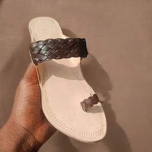 Sandales ouvertes Kolapuri pour femmes, pantoufles à enfiler décontractées en cuir véritable - Product Image 1