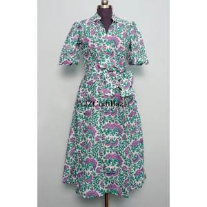 Robe midi florale Kangura pour femme, 100 % coton écologique, style Kangura, col en V, manches courtes, boutons décoratifs, lavable. - Product Image 1