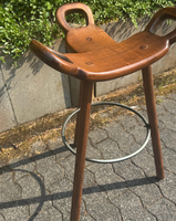 Tabouret de bar en bois massif artisanal, style vintage, avec dossier ergonomique découpé et anneau de repose-pieds en métal