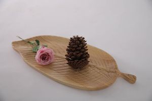 [MEJOR VENTA] |   Bandeja de madera con forma de hoja, plato artesanal para servir alimentos, tabla de charcutería y postres de Vietnam. - Product Image 2