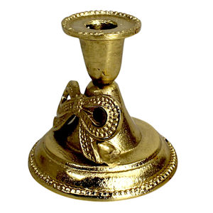 Portavelas Artesanal Dorado con Forma de Lazo – Escultura Metálica Hecha a Mano con Estética Coqueta - Product Image 3