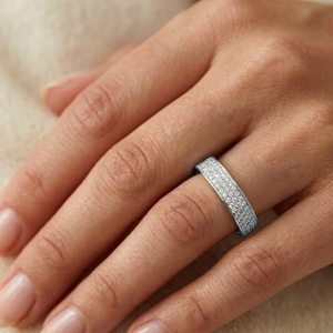 Aniva RNP02 Anillo de Eternidad Moderno para Hombre, Oro Blanco de 18K, Diamantes Cultivados en Laboratorio EF VVS, Triple Hilera, Pavé Completo, Certificado IGI - Product Image 4