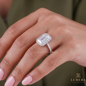 Anillo de compromiso de lujo con diamante de laboratorio de corte esmeralda y halo con banda pavé para mujer, joyería fina para boda - Product Image 1