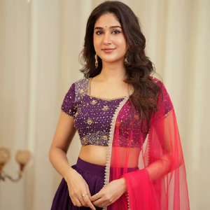 ชุดเลเฮนกาโชลีผ้าจอร์เจตต์แบบดั้งเดิม พร้อมเสื้อไหมไทย ผ้าคลุมไหล่แบบเน็ต สไตล์บอลลีวูด ความยาวระดับพื้น เหมาะสำหรับงานปาร์ตี้ ให้ลุคเหนือกาลเวลา - Product Image 1