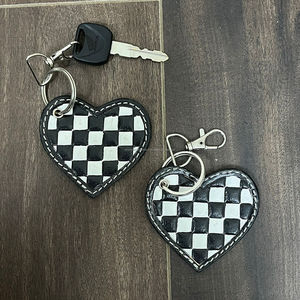Llavero de Cuero con Diseño de Cuadros Blancos y Negros de Lujo al por Mayor, Llavero Retro con Diseño de Cuadros, Accesorio de Llavero con Forma de Corazón - Product Image 4