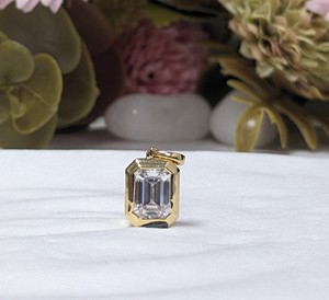 Pendentif de mariage Lurba Jewels en moissanite taille émeraude 1,75 carat, serti clos, en or jaune massif 14 carats, bijou de luxe chrétien, cadeau - Product Image 1