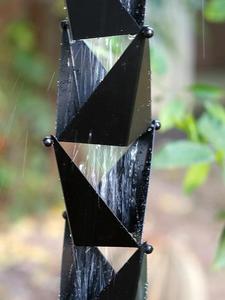 Chaîne de pluie géométrique en cuivre - Faite à la main, polie, design personnalisé pour une utilisation en extérieur, dans la maison ou dans le jardin - Product Image 4