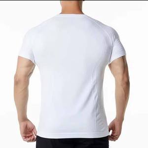 เสื้อยืดคอกลมแขนสั้นสีขาวสำหรับผู้ชาย ทรงเข้ารูป สีพื้น แห้งเร็ว ผลิตจากโพลีเอสเตอร์ 100% ผ้าถัก สวมใส่สบาย สไตล์สปอร์ต - Product Image 2