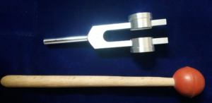 Diapason médical en aluminium 128 Hz avec marteau en caoutchouc, kit de fréquences diagnostiques pour usage hospitalier, examen neurologique et ORL, garantie 3 ans - Product Image 3