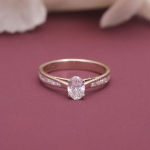 Bague de fiançailles en diamant ovale cultivé en laboratoire certifié IGI, argent sterling 925 massif, halo caché, solitaire pour femme - Product Image 1