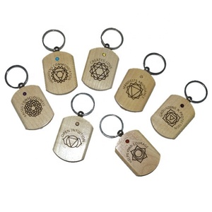 Symbole de Chakra gravé avec cabs sur porte-clés en bois | Porte-clés en bois Chakra-Reiki avec cabochons en pierres précieuses - Product Image 5