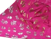 2025 nouvelle conception la plus vendue personnalisée jolie écharpe carrée en mousseline de soie en mousseline de soie dernières impressions de feuille de Rose pour l'hiver décontracté