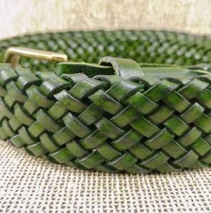 Cinturón Étnico Verde de Cuero de Grano Completo con Hebilla Trenzada y Patrón de Cuerda, Talla Personalizable, Ecológico, de Alta Calidad para Jeans - Product Image 1