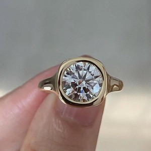 Anillo de Compromiso con Diamante Cultivado en Laboratorio de 3 Quilates, Corte Redondo, Engaste de Bisel, Oro Amarillo de 14k, con Certificado IGI y Claridad VVS-VS - Product Image 1
