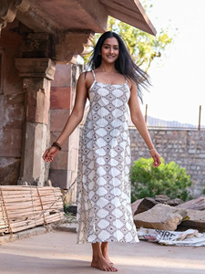 Elegante Vestido Maxi de Algodón con Estampado Artesanal, Motivo Geométrico Tradicional, Vestido de Verano con Tirantes, Vestido sin Mangas que Favorece la Figura - Product Image 3