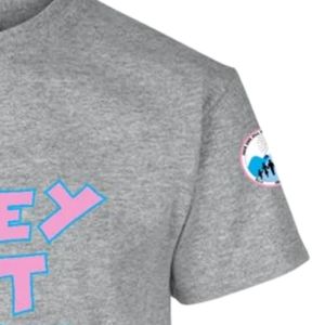 Camiseta Gráfica de Manga Corta para Adolescentes en Gris Jaspeado, con Estampado de Letras Rosadas en Negrita 'They Don't Like Us', Cuello Redondo, Informal, Juvenil, para Uso Diario - Product Image 4