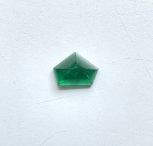 Piedra de esmeralda zambiana de 6,97 quilates con corte pentagonal para la elaboración de joyería fina, piedra preciosa natural - Product Image 2