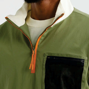 Chaqueta Ligera de Hombre con Media Cremallera y Bolsillo en el Pecho, Color Oliva, Estilo Utilitario, para Verano - Product Image 4