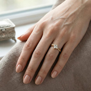 Anillo de compromiso OM GEMS con diamantes de corte princesa, oro amarillo de 10 quilates, 1 quilate, diamantes cuadrados cultivados en laboratorio, para mujer - Product Image 3