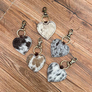 พวงกุญแจหนังวัวรูปหัวใจทำมือใหม่ - Product Image 4
