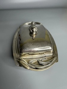Beurrier vintage en métal argenté avec couvercle à poignée motif canard, utilisé comme mini plat de service pour desserts, pâtisseries et bouchées. - Product Image 3