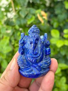Estatua de Ganesha Tallada a Mano en Lapislázuli |   Pequeño Ídolo de Ganesha con Gema Azul |   Decoración para el Hogar con Motivos de Dioses Hindúes |   Regalo Espiritual - Product Image 1
