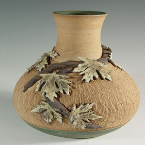 Urne ronde texturée de couleur terre, ornée de feuilles de vigne et de lianes métalliques réalistes. Disponible aux prix de gros. - Product Image 2