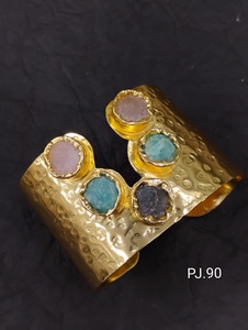 Bracelet manchette ajustable en laiton plaqué or pour femme, design croissant avec pierre naturelle, tendance et élégant pour les soirées - Product Image 4